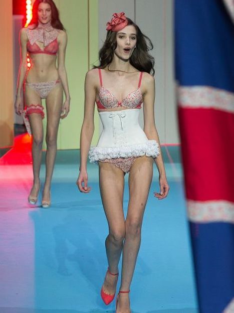 Показ коллекции купальников и нижнего белья бренда Etam на Неделе моды в Париже / © Getty Images/Fotobank