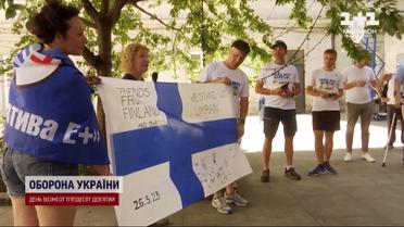 Вони пливли через море, йшли пішки та бігли! Як фіни збирали на допомогу для України 