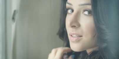 Спокуслива Злата Огнєвіч лишила розуму латиського співака в новому відео