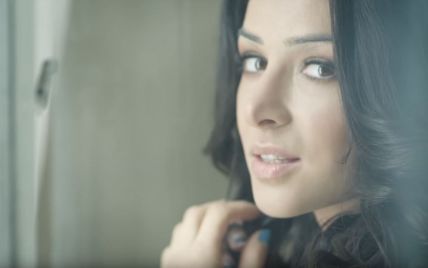 Спокуслива Злата Огнєвіч лишила розуму латиського співака в новому відео