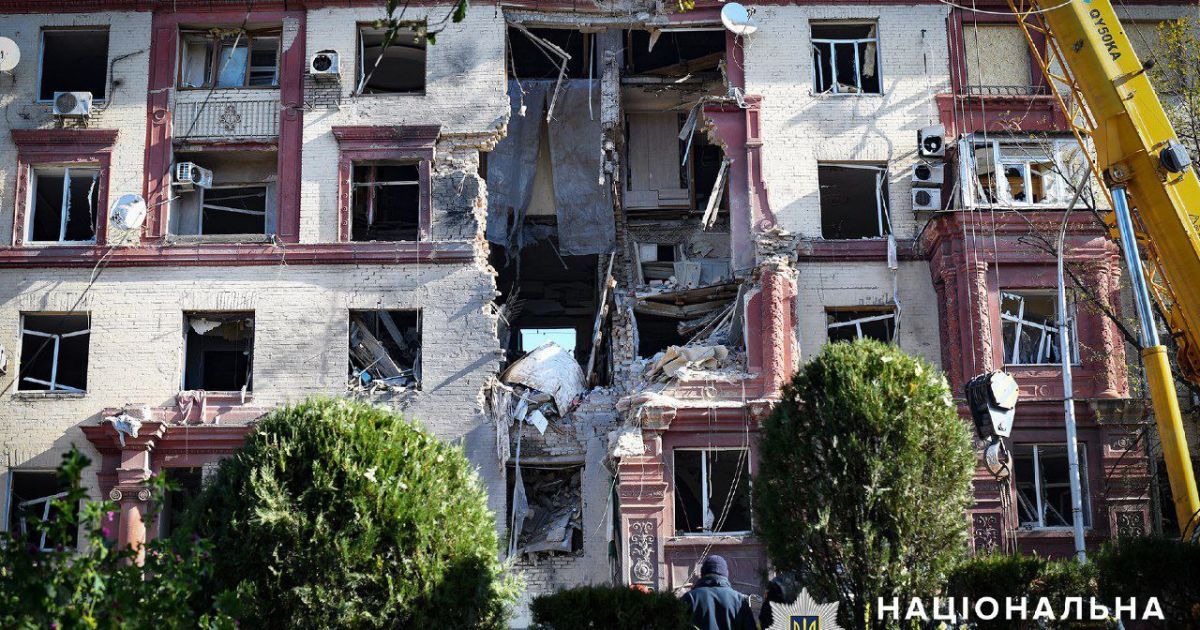Разрушенный российской ракетой дом в Запорожье