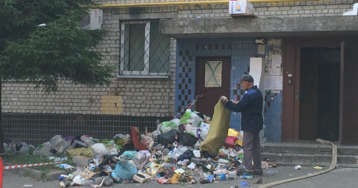 Пожежники викидають з квартири сміття, аби дістатись осередку пожежі / © Фото Валерії Ковалінської/ТСН