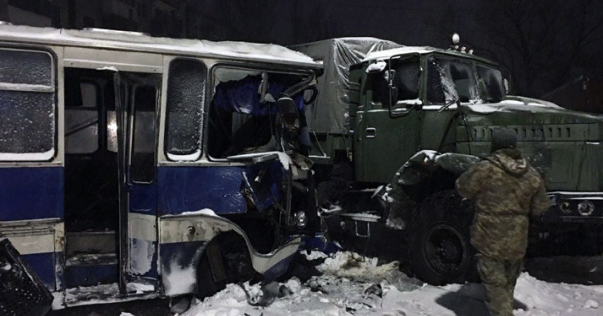 На Донеччині військовий КрАЗ зіткнувся з автобусом із шахтарями - восьмеро людей травмовані