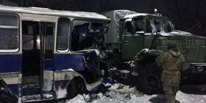 На Донетчине военный КрАЗ столкнулся с автобусом с шахтерами - восемь человек травмированы