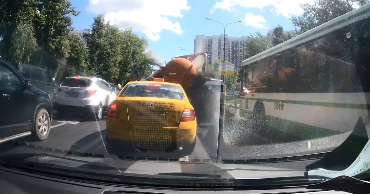 "Реки говна". В Москве цистерна с фекалиями лопнула и залила улицу
