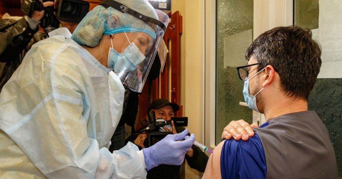В Украине установлен очередной рекорд прививок от COVID-19: за сутки вакцинировали почти 292 тысячи человек