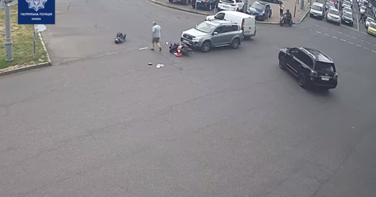 В Киеве на бульваре Леси Украинки водитель Toyota сбил мотоциклиста – тот пролетел несколько метров
