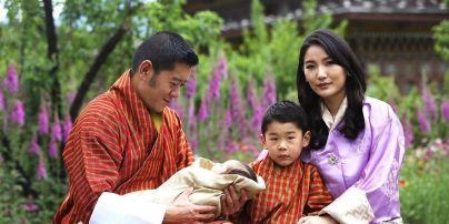 Какой милый: король и королева Бутана впервые показали новорожденного сына