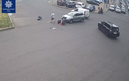 У Києві на бульварі Лесі Українки водій Toyota збив мотоцикліста – той пролетів декілька метрів