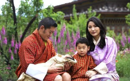 Какой милый: король и королева Бутана впервые показали новорожденного сына