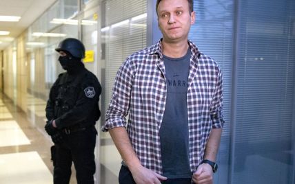 Следы "Новичка" обнаружили в моче, крови, на коже и вещах Навального — Spiegel