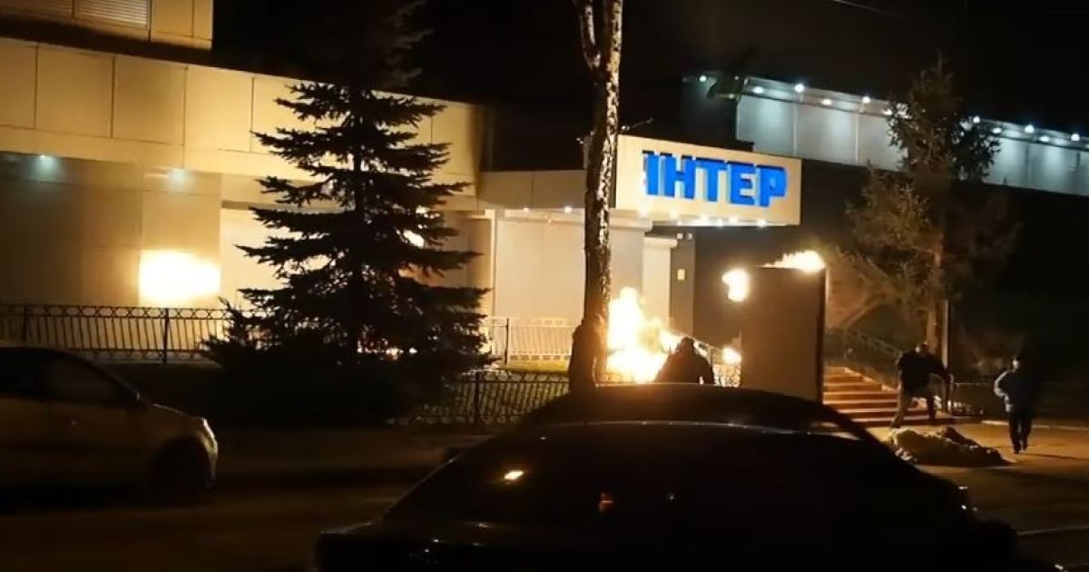 В Киеве неизвестные забросали коктейлями Молотова офис телеканала "Интер"