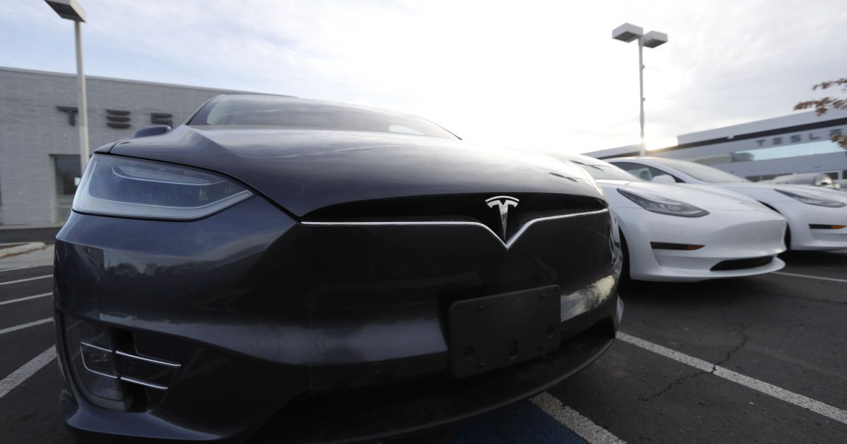 В США аферист упал под колеса Tesla и заявил, что его сбили: камера машины показала, что он инсценировал это