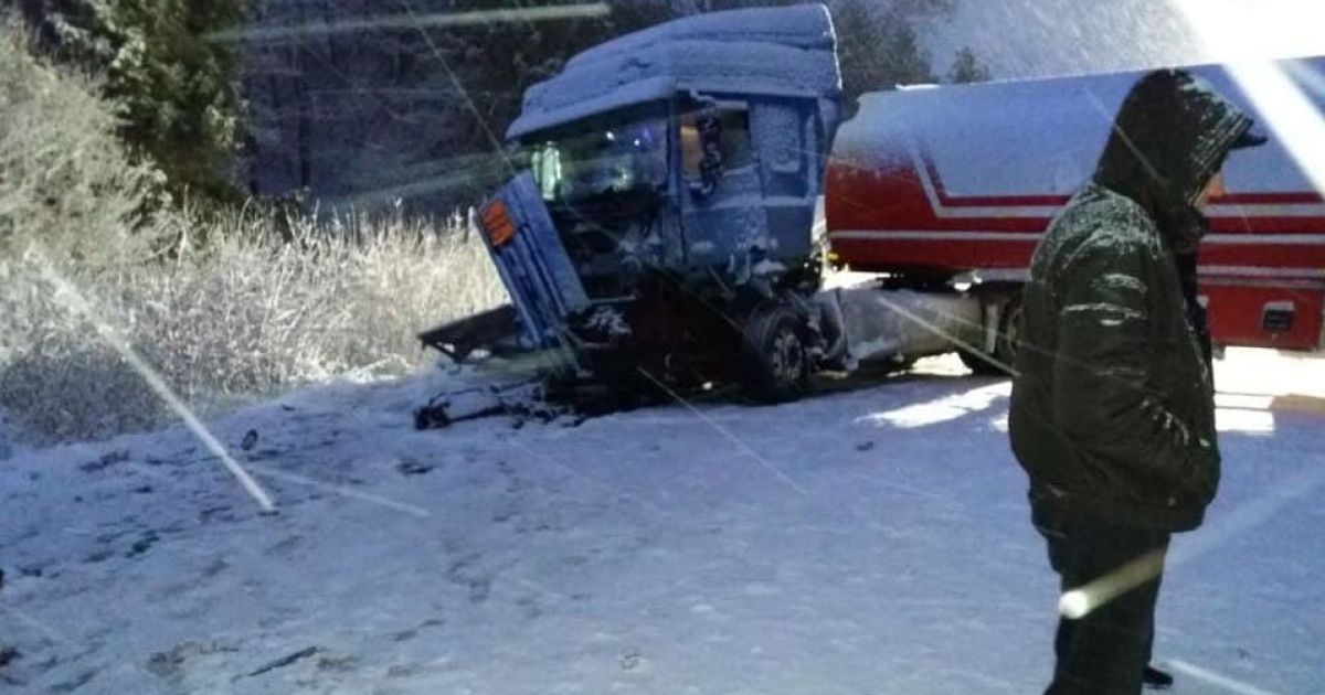 На Львовщине микроавтобусы столкнулись с автоцистерной, есть жертвы и пострадавшие