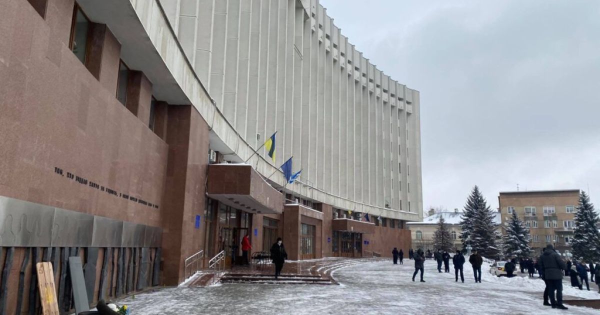 В Ивано-Франковске "заминировали" аэропорт, горсовет и университеты: взрывчатку ищут более чем на 10 объектах