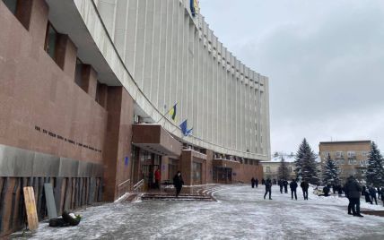 В Ивано-Франковске "заминировали" аэропорт, горсовет и университеты: взрывчатку ищут более чем на 10 объектах