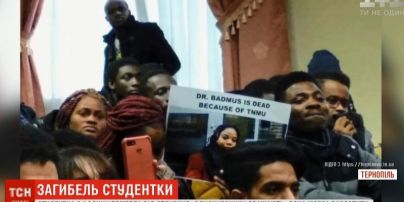 Іноземні студенти вийшли на акцію протесту після самогубства дівчини в Тернополі