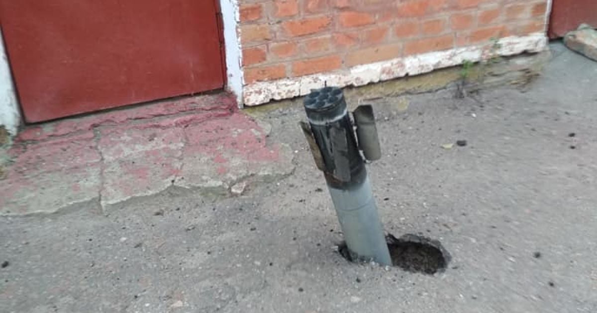 Ічнянці діляться в Мережі фото снарядів, які впали у місті, і пишуть про руйнування