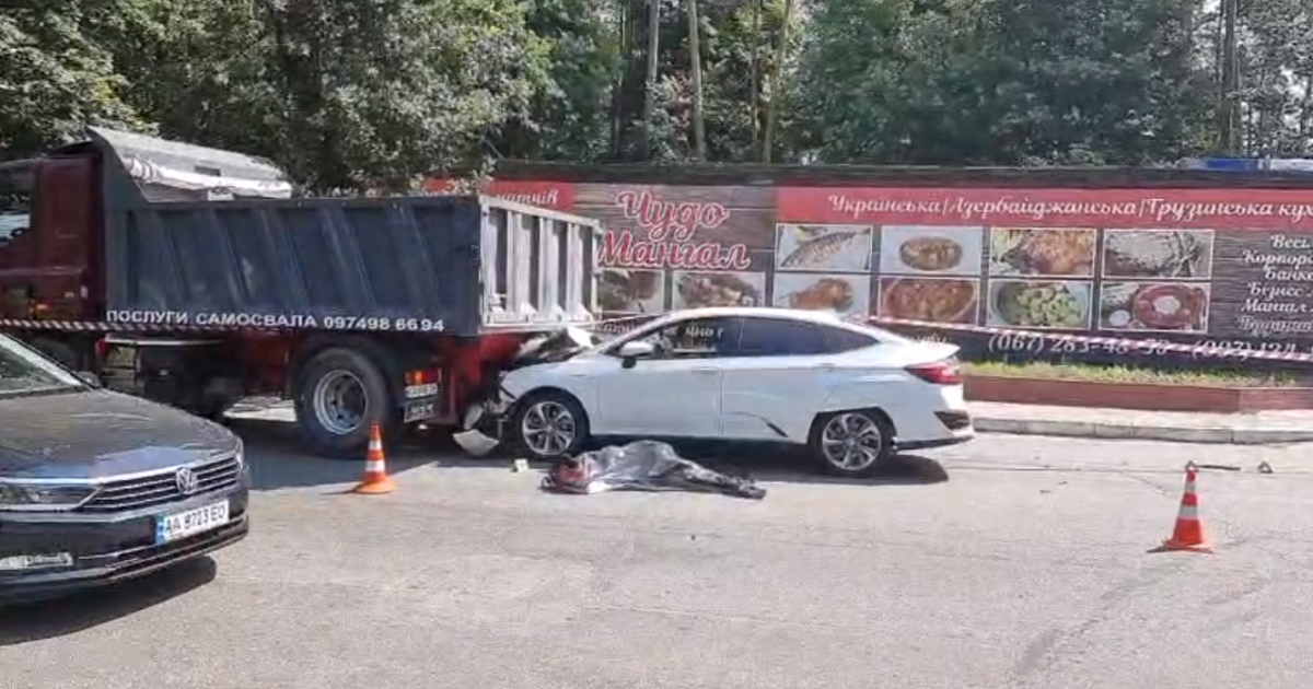 В Киеве пьяный водитель Honda сбил скутериста и вдавил его в самосвал: смерть наступила мгновенно (видео)