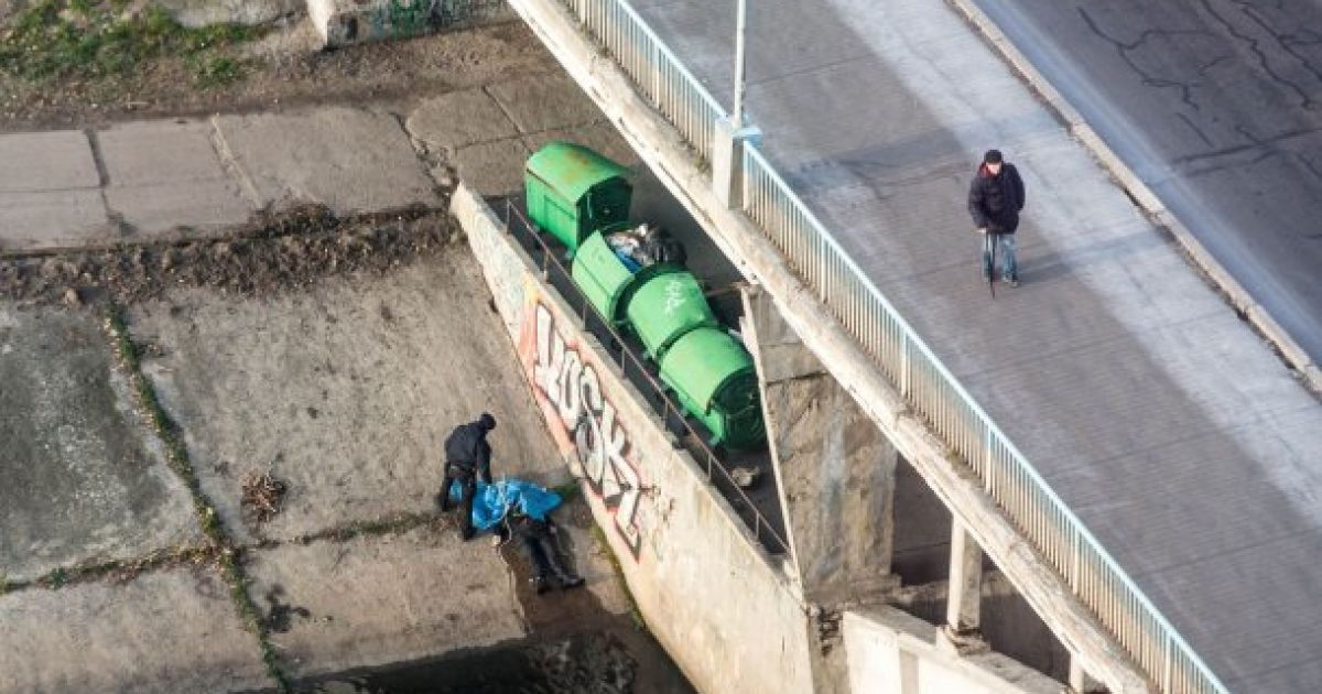 Чоловік повісився на мосту_1 / © Jeka Kotenko facebook