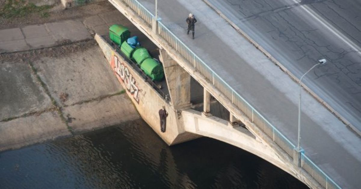 Чоловік повісився на мосту_2 / © Jeka Kotenko facebook