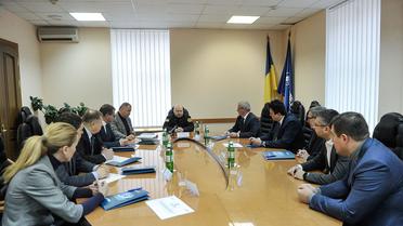 Турчинов та зброя_1 / © mediarnbo.org