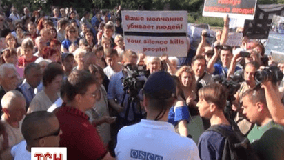 В Донецке горожане вышли на акцию протеста против миссии ОБСЕ