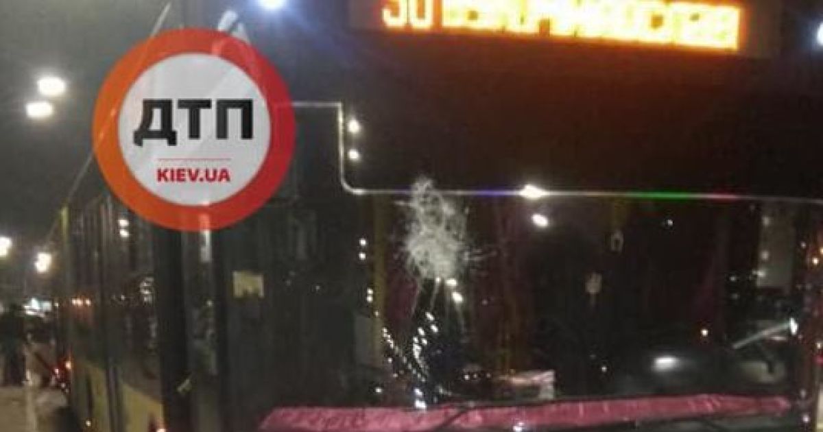 "Образились, що не хочуть везти": у Києві камінням розбили лобове скло тролейбуса