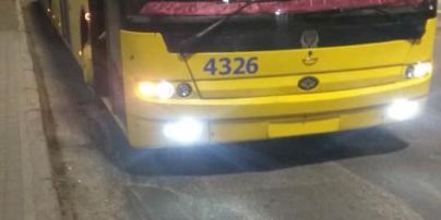 "Образились, що не хочуть везти": у Києві камінням розбили лобове скло тролейбуса