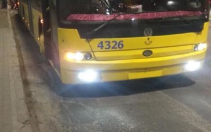 "Обиделись, что не хотят везти": в Киеве камнями разбили лобовое стекло троллейбуса