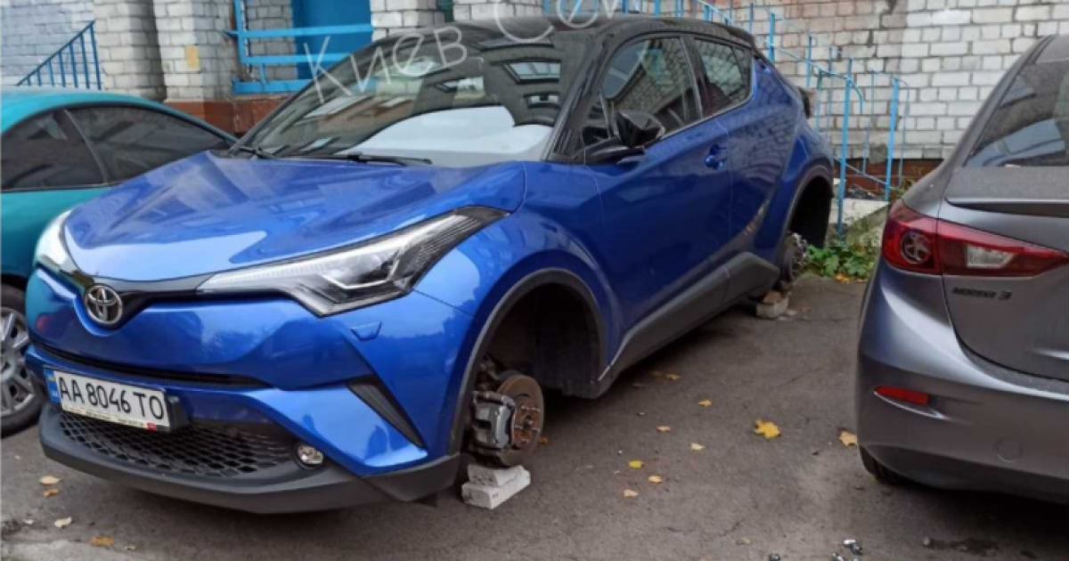 У Києві на Печерську у припаркованих у дворі автівок познімали колеса / © "Киев Сейчас"
