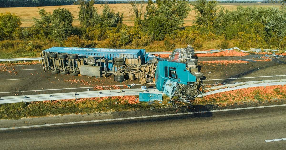 ДТП фури з яблуками і молоком Київщина_4 / © kiev.informator.ua