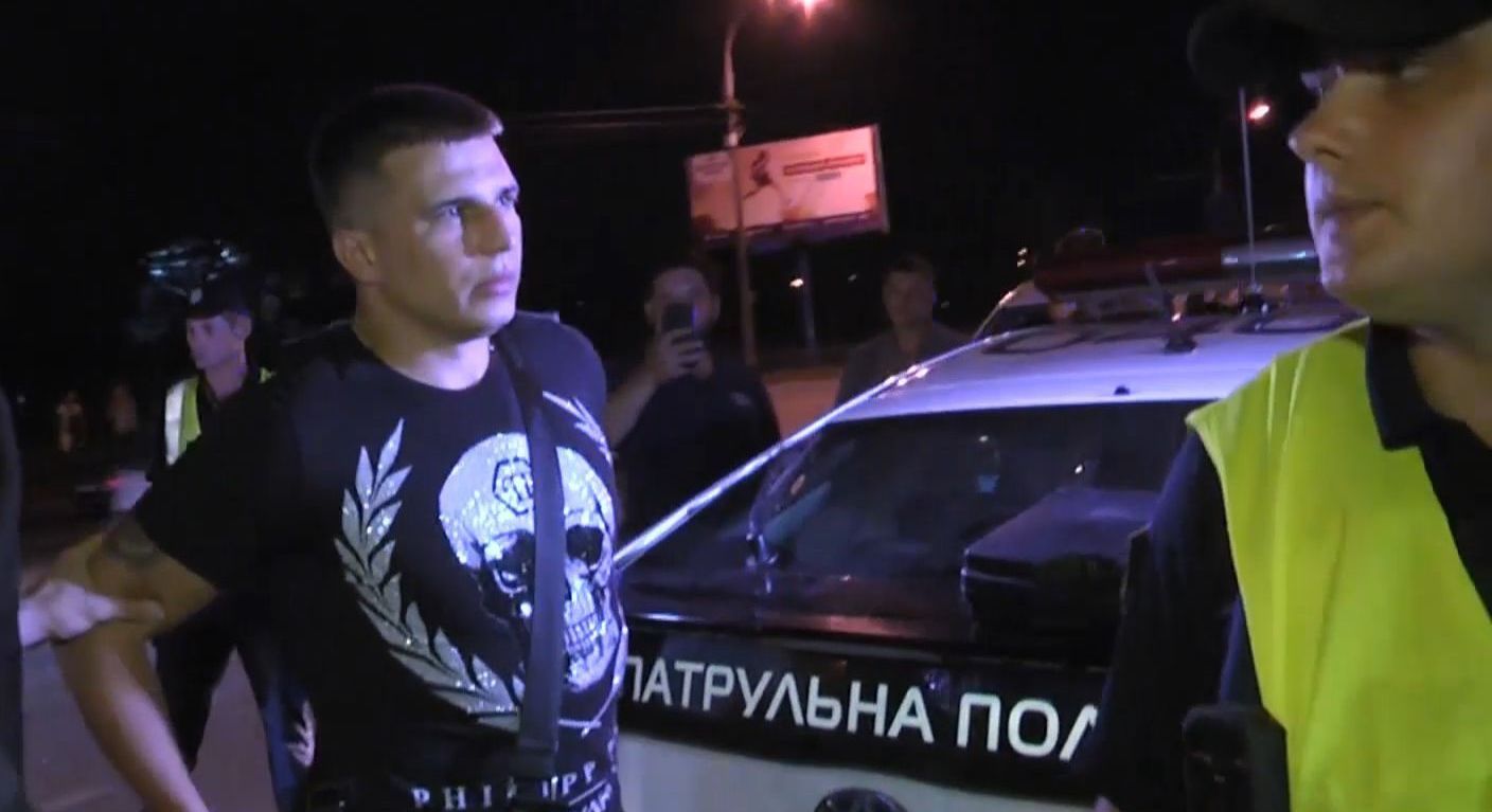У Києві водій на BMW влетів у припарковані машині, погрожував свідкам і намагався втекти