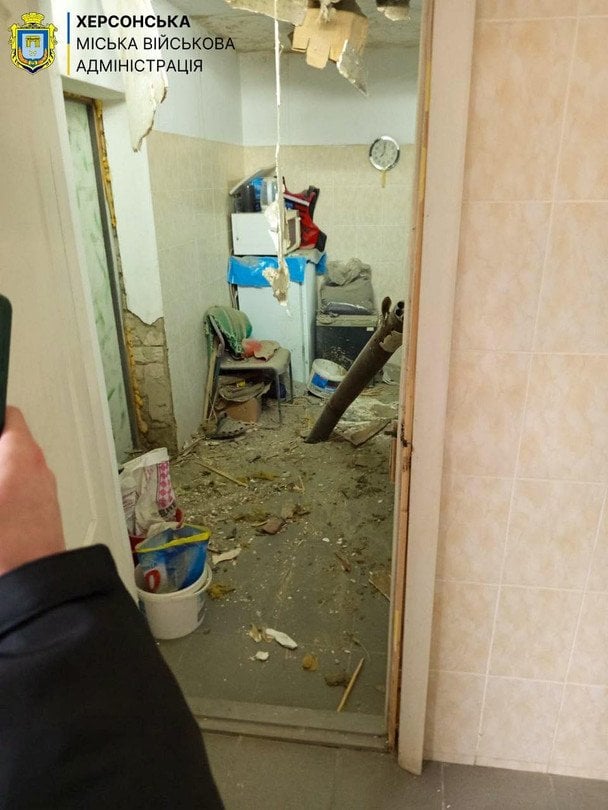 Росіяни вдарили дроном по лікарні в Херсоні.  / © Херсонська ОВА