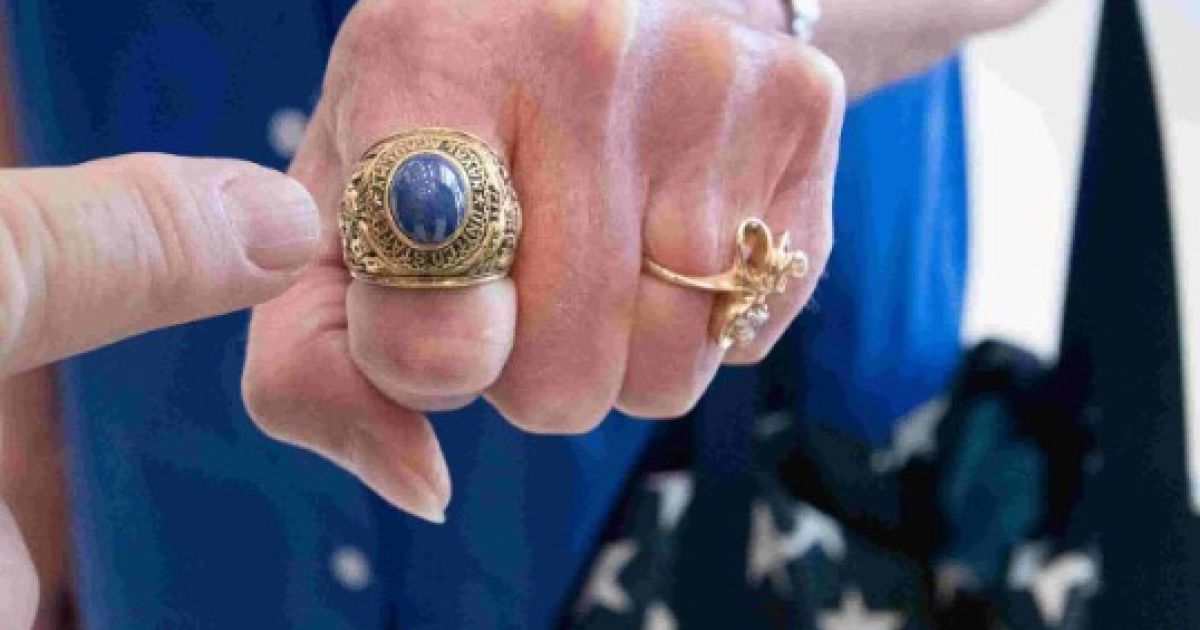 Мужчина через 54 года воссоединился с перстнем