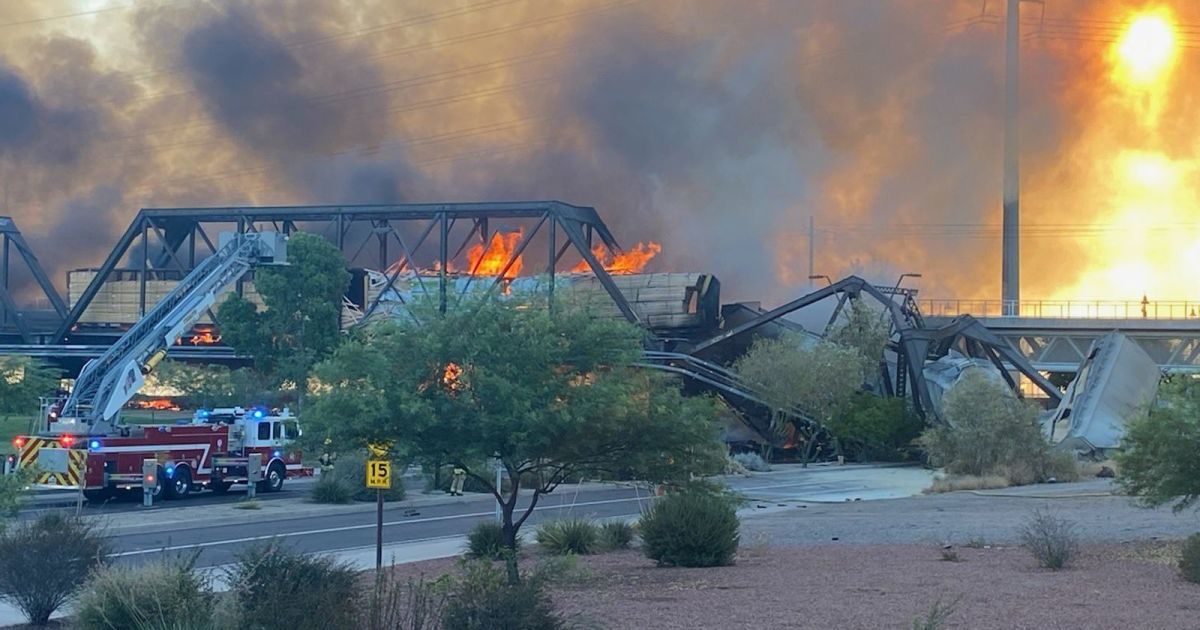 У США зійшов з рейок і загорівся вантажний потяг: міст, на якому сталася аварія, частково обвалився