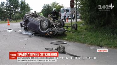 На трасі "Київ-Чоп" зіштовхнулися два легковики й вантажівка