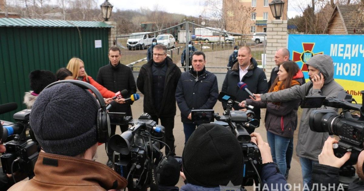 Нові Санжари на карантині. Що відбувається в селищі після сутичок та розголосу на увесь світ