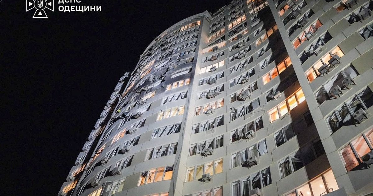 Многоэтажный дом в Одессе, поврежденный в результате атаки 3 сентября