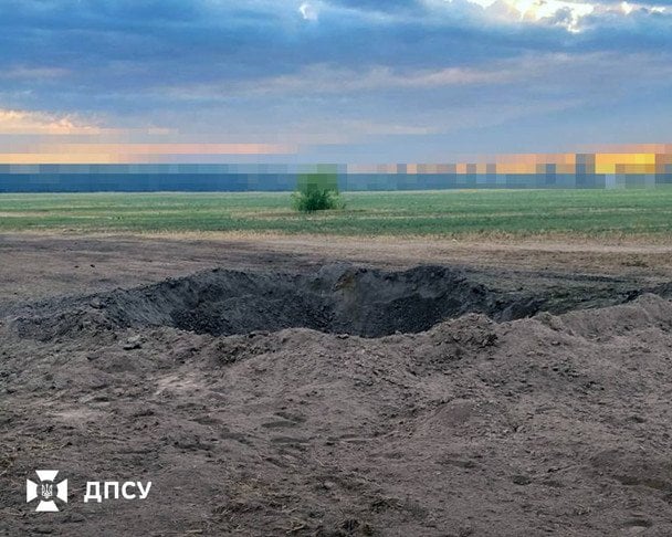Воронка на месте падения крылатой ракеты / © Государственная пограничная служба Украины