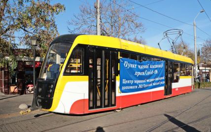 В Одессе появился трамвай, где вакцинируют от коронавируса
