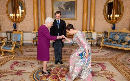 В платье цвета баклажана: королева Елизавета II дала очередную аудиенцию во дворце