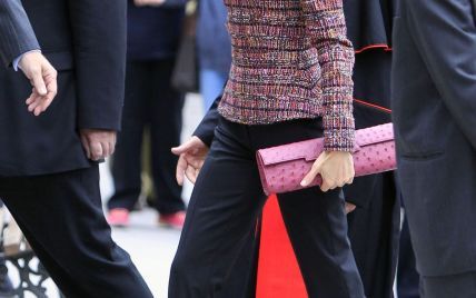 С роскошной сумочкой и на шпильках: королева Летиция на конференции в Мадриде