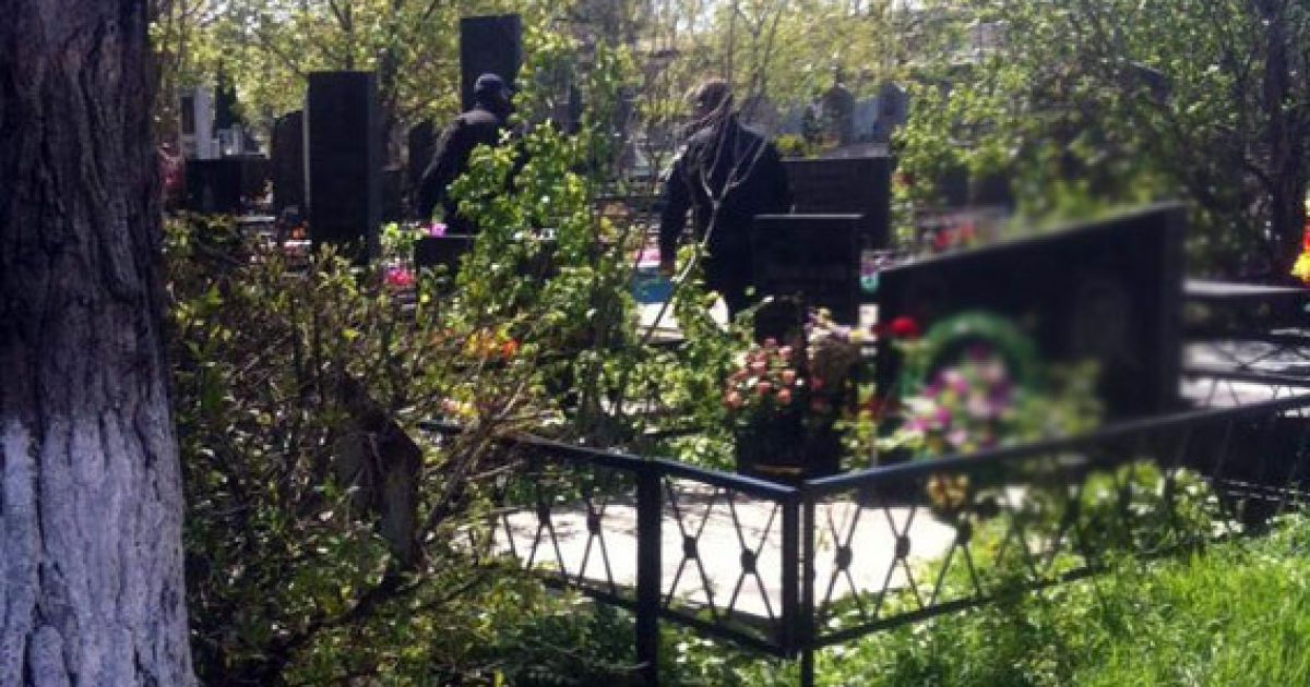 Яма для небіжчика стала причиною сутички між ритуальниками і дніпрянами