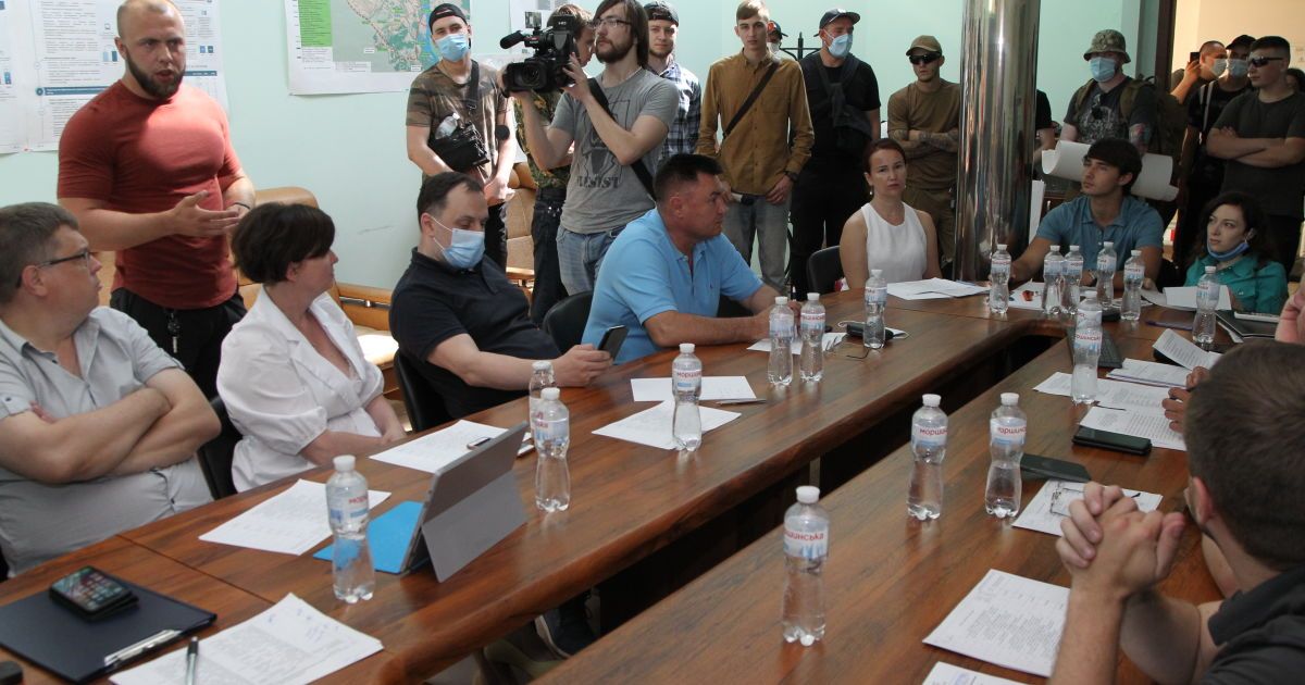 У Києві невідомі молодики намагалися зірвати конкурс на визначення перевізників на столичних маршрутах