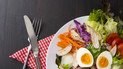 Салат з копченою куркою яйцями морквою та сиром