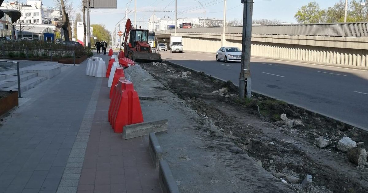 У Києві на місці велодоріжки зробили парковку