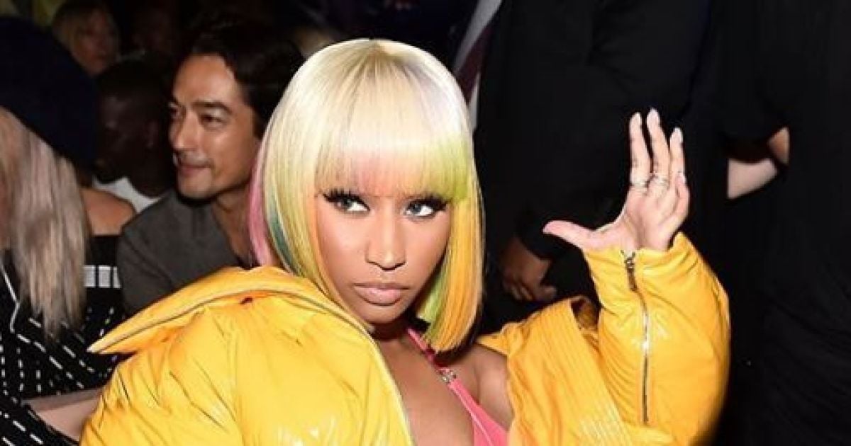 Карди Би бросила туфлю в Ники Минаж и получила по лбу от