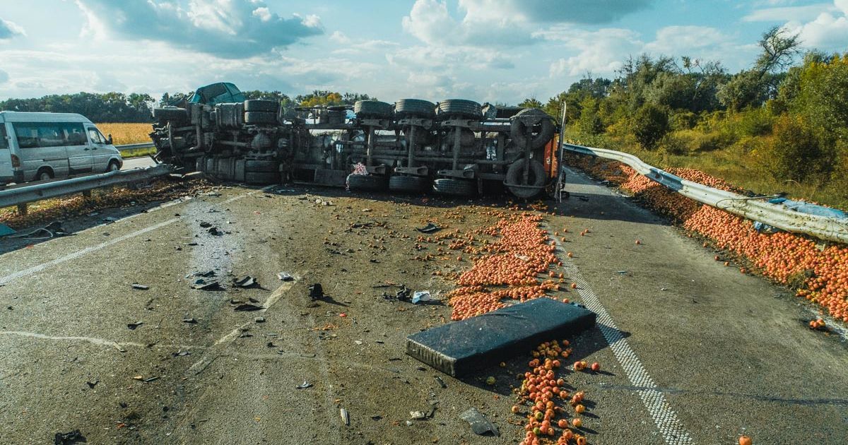 ДТП фури з яблуками і молоком Київщина_9 / © kiev.informator.ua
