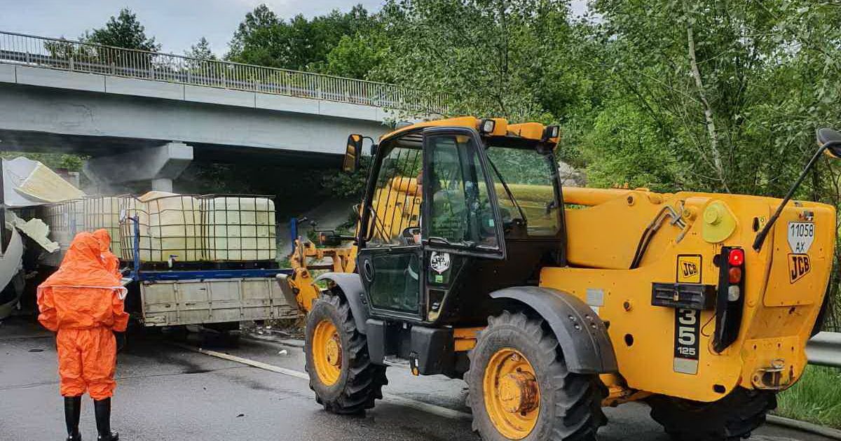 На трасі у Харківській області стався масштабний витік соляної кислоти